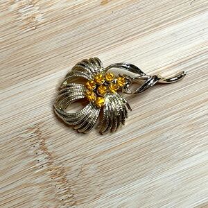 Vintage 1960s Amber Rhinestone‎ Gold Tone floral like Brooch Lapel Pin